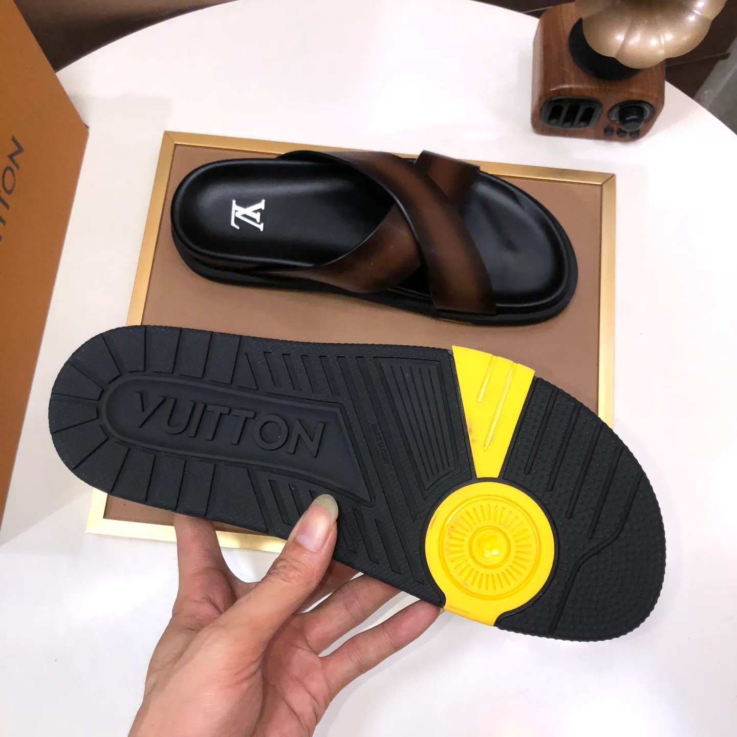 Men's shoes 💰400💰 [Louis Vuitton LV slippers] (high-end cowhide) counter 1:1 fashion style, a must-have for summer! The designer used LV’s iconic outsole. The original simple slippers instantly become fashionable! The upper is made of flexible special cowhide leather straps alternately, and the workmanship is exquisite! A must-have for stylish men in summer, size 38-45 (45 customized)